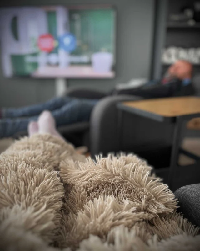 Power nap 😌💤 – tärkeä osa luovaa prosessia. Jos saavut toimistolle lounaspäikkärin aikaan, herätä varovasti, jos soitat, soitamme takaisin pirteämpänä! 😁🥹
#mainostoimistodavas #digimainostoimistodavas #päikkärit #powernap #luovatyo
